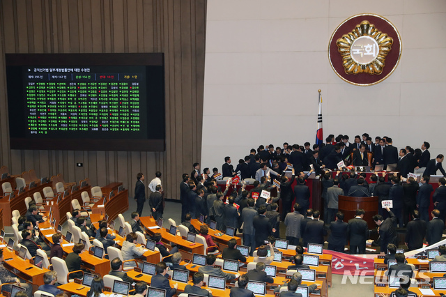 [서울=뉴시스] 고승민 기자 = 27일 서울 여의도 국회에서 열린 제373회국회(임시회) 제1차 본회의에서 공직선거법 일부개정법률안이 가결되고 있다. 2019.12.27.kkssmm99@newsis.com