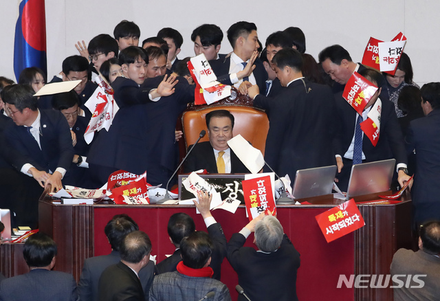 [서울=뉴시스] 고승민 기자 = 문희상 국회 의장이 27일 서울 여의도 국회에서 열린 제373회국회(임시회) 제1차 본회의에서 공직선거법 일부개정법률안을 표결 후 가결을 선포하자 자유한국당 의원들이 피켓을 문 의장에게 던지고 있다. 2019.12.27.kkssmm99@newsis.com