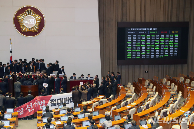 [서울=뉴시스] 고승민 기자 = 27일 서울 여의도 국회에서 열린 제373회국회(임시회) 제1차 본회의에서 공직선거법 일부개정법률안이 가결되고 있다. 2019.12.27. kkssmm99@newsis.com