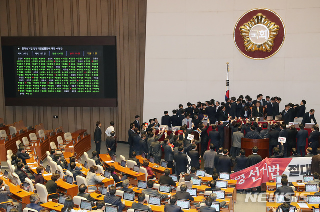 [서울=뉴시스] 고승민 기자 = 27일 서울 여의도 국회에서 열린 제373회국회(임시회) 제1차 본회의에서 공직선거법 일부개정법률안이 가결되고 있다. 2019.12.27.kkssmm99@newsis.com