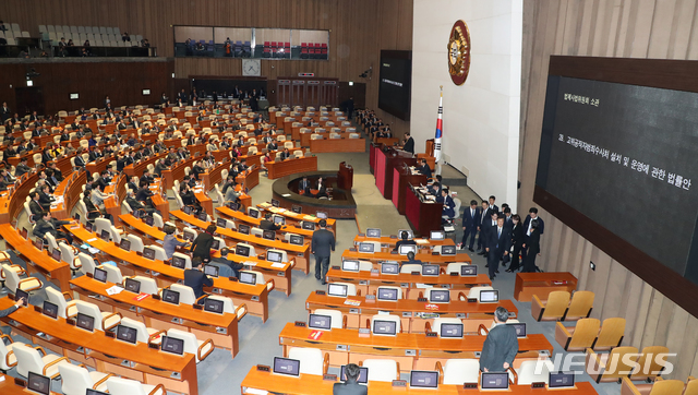 [서울=뉴시스]김명원 기자 = 문희상 국회의장이 27일 오후 서울 여의도 국회에서 열린 제373회 국회 (임시회) 본회의에서 고위공직자범죄수사처(일명 공수처법) 설치 및 운영에 관한 법률안을 상정하고 있다.  2019.12.27. kmx1105@newsis.com