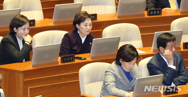 [서울=뉴시스] 김명원 기자 = 유은혜 사회부총리 겸 교육부장관(왼쪽부터 시계방향) 김현미 국토교통부 장관, 진영 행정안전부 장관, 박영선 중소벤처기업부 장관이 27일 오후 서울 여의도 국회에서 열린 제373회 국회 (임시회) 본회의에 참석해 상정된 법률안에 대해 의원자격으로 투표하고 있다. 2019.12.27.jc4321@newsis.com