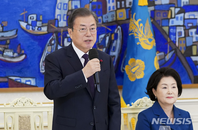 [서울=뉴시스]문재인 대통령과 김정숙 여사의 모습. (사진=뉴시스DB). 2019.12.27.