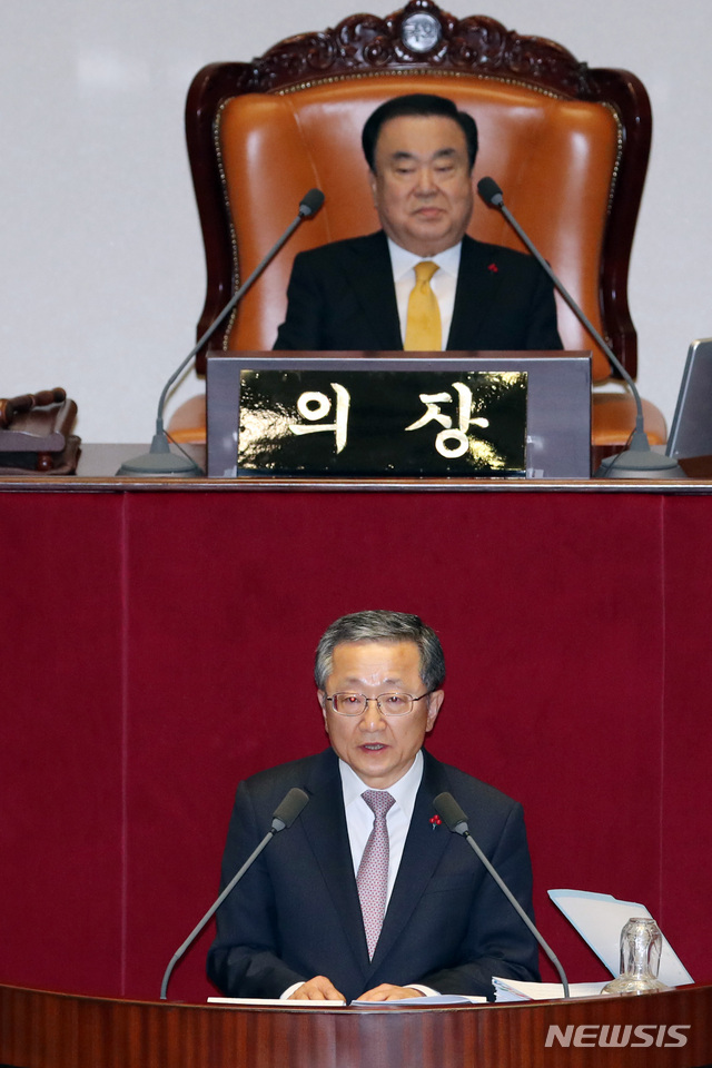 [서울=뉴시스] 이종철 기자 = 김재경 자유한국당 의원이 27일 밤 서울 여의도 국회 본회의장에서 공수처법에 대한 무제한 토론(필리버스터)을 하고 있다. 2019.12.27.jc4321@newsis.com