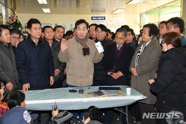 [서울=뉴시스] 이낙연 총리가 28일 경북 포항 지진 피해지역을 방문해 복구 상황을 직접 점검하고 있다. 2019.12.28. (사진=이낙연 총리 SNS) photo@newsis.com 