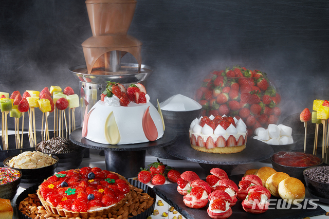 [서울=뉴시스]그랜드 하얏트 인천 '스웰 라운지'의 '딸기 뷔페'