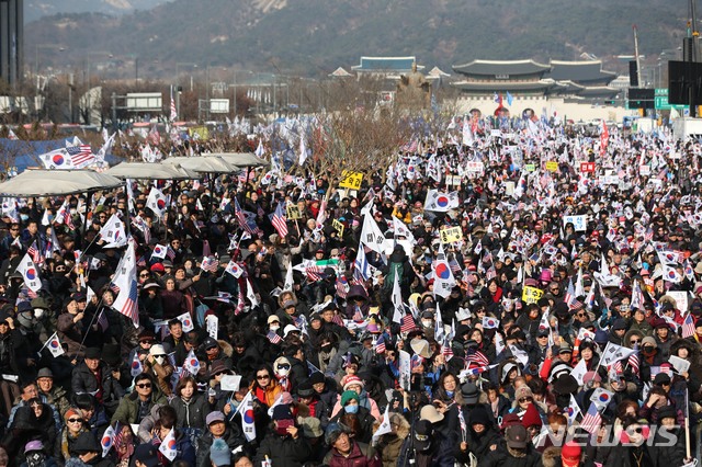 [서울=뉴시스]김선웅 기자 = 범국민투쟁본부와 보수 성향 기독교인들이 전광훈 목사에  대한 구속영장이 청구된 후 첫 번째 주말을 맞은 28일 오후 서울 종로구 광화문광장 일대에서 집회를 열고 문재인 정부를 규탄하고 있다. 2019.12.28. mangusta@newsis.com