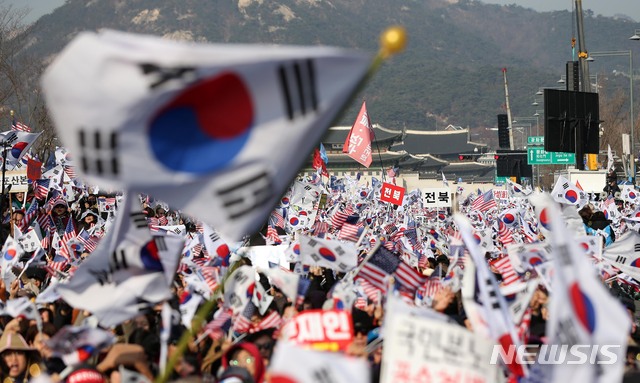 [서울=뉴시스]김선웅 기자 = 범국민투쟁본부와 보수 성향 기독교인들이 전광훈 목사에  대한 구속영장이 청구된 후 첫 번째 주말을 맞은 28일 오후 서울 종로구 광화문광장 일대에서 집회를 열고 문재인 정부를 규탄하고 있다. 2019.12.28. mangusta@newsis.com