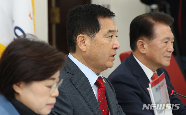 [서울=뉴시스]김명원 기자 = 심재철 자유한국당 원내대표가 28일 오후 서울 여의도 국회에서 선거법 강행 통과 관련 기자간담회를 하고 있다. 2019.12.28.&nbsp; kmx1105@newsis.com 