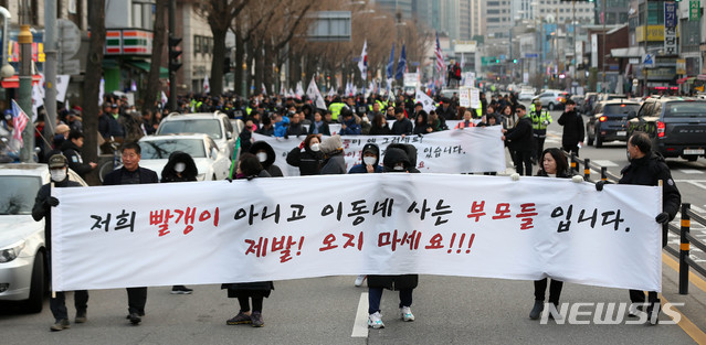 [서울=뉴시스]김선웅 기자 = 맹학교 학부모회와 청운효자동 인근 주민들이 28일 오후 서울 종로구 청운효자동 주민센터 인근에서 시각장애인 학습권 및 주민 안정권 확보를 촉구하는 집회를 하는 중 보수단체 행진을 막아 서며 집회 및 행진 중단을 촉구하고 있다. 2019.12.28. mangusta@newsis.com