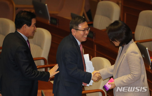 [서울=뉴시스]김명원 기자 = 자유한국당 정태옥 의원이 28일 오후 서울 여의도 국회 본회의장에서  '고위공직자범죄수사처(공수처) 법안'에 대한 무제한 토론(필리버스터)을 마치고 의원들과 악수하고 있다. 2019.12.28. kmx1105@newsis.com