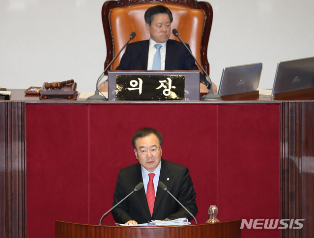 [서울=뉴시스]김명원 기자 = 강효상 자유한국당 의원이 28일 오후 서울 여의도 국회 본회의장에서  '고위공직자범죄수사처(공수처) 법안'에 대한 무제한 토론(필리버스터)을 하고 있다. 2019.12.28. kmx1105@newsis.com