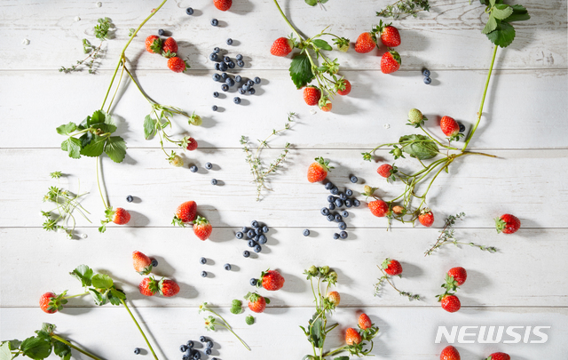 [서울=뉴시스]그랜드 하얏트 인천 '스웰 라운지'의 '딸기 뷔페'