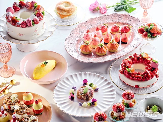 [서울=뉴시스]그랜드 인터컨티넨탈 서울 파르나스 '로비라운지'의 '스트로베리 고메 부티크'