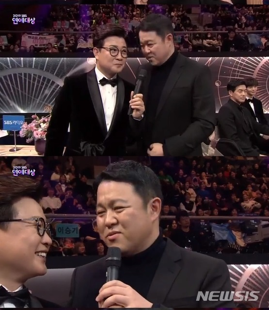 [서울=뉴시스] SBS TV '2019 SBS 연예대상' MC 김성주와 인터뷰하는 김구라(오른쪽) (사진= SBS TV '2019 SBS 연예대상 방송 캡처) 2019.12.29. photo@newsis.com 