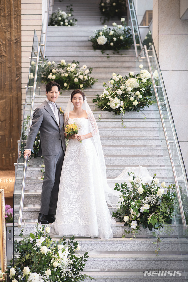 [서울=뉴시스] 탤런트 이완과 프로골퍼 이보미 결혼식 사진 (사진=스토리제이 제공) 2019.12.29 .photo@newsis.com
