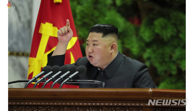 [서울=뉴시스]박주성 기자 = 북한이 지난 28일 노동당 제7기 제5차 전원회의를 열어 김정은 국무위원장이 회의를 지도하며 운영·집행했다고 조선중앙TV가 29일 보도했다. (사진=조선중앙TV캡쳐). 2019.12.29.&nbsp; photo@newsis.com 
