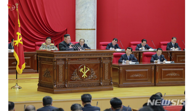 [서울=뉴시스]북한 조선중앙TV는 "조선로동당 중앙위원회 정치국 상무위원회 결정에 따라 조선로동당 중앙위원회 제7기 제5차전원회의가 28일 평양에서 소집되어 김정은 조선로동당 위원장이 지도했다"고 29일 보도했다. (사진=조선중앙TV 캡처) 2019.12.29.   photo@newsis.com