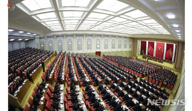 [서울=뉴시스]북한 조선중앙TV는 "조선로동당 중앙위원회 정치국 상무위원회 결정에 따라 조선로동당 중앙위원회 제7기 제5차전원회의가 28일 평양에서 소집되어 김정은 조선로동당 위원장이 지도했다"고 29일 보도했다. (사진=조선중앙TV 캡처) 2019.12.29.&nbsp;&nbsp; photo@newsis.com 