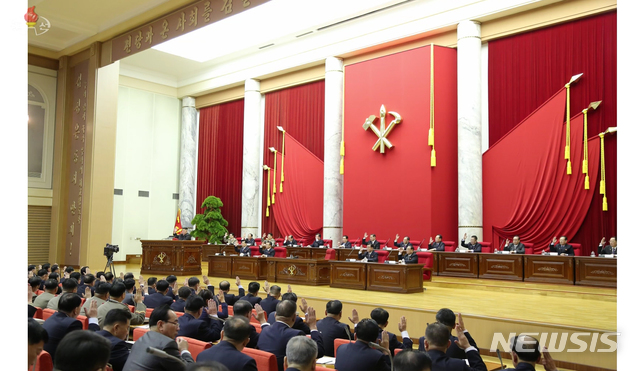 [서울=뉴시스]북한 조선중앙TV는 "조선로동당 중앙위원회 정치국 상무위원회 결정에 따라 조선로동당 중앙위원회 제7기 제5차전원회의가 28일 평양에서 소집되어 김정은 조선로동당 위원장이 지도했다"고 29일 보도했다. (사진=조선중앙TV 캡처) 2019.12.29.&nbsp;&nbsp; photo@newsis.com 