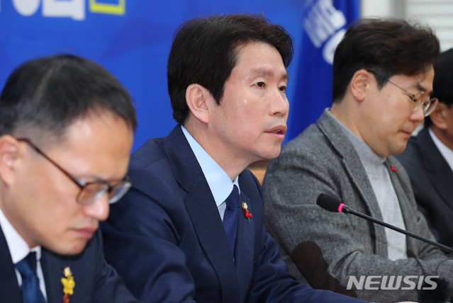[서울=뉴시스] 장세영 기자 = 이인영(가운데) 더불어민주당 원내대표가 29일 서울 여의도 국회에서 기자회견을 열고 현안관련 발언을 하고 있다. 2019.12.29.&nbsp; photothink@newsis.com