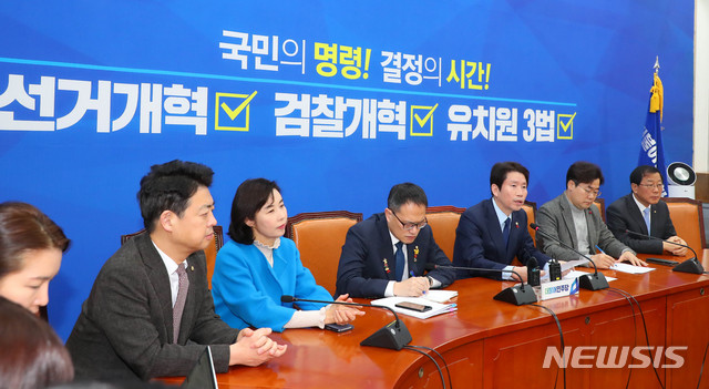[서울=뉴시스] 장세영 기자 = 이인영(오른쪽 세번째) 더불어민주당 원내대표가 29일 서울 여의도 국회에서 기자회견을 열고 현안관련 발언을 하고 있다. 2019.12.29.&nbsp; photothink@newsis.com