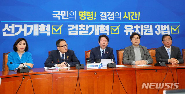 [서울=뉴시스] 장세영 기자 = 이인영(가운데) 더불어민주당 원내대표가 29일 서울 여의도 국회에서 기자회견을 열고 현안관련 발언을 하고 있다. 2019.12.29.&nbsp; photothink@newsis.com
