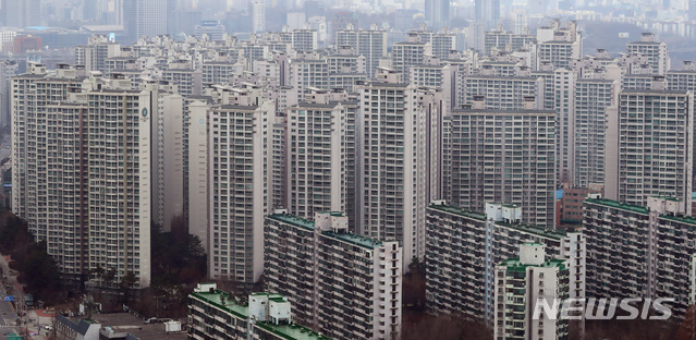 [서울=뉴시스] 이영환 기자 = 지난해 12월 29일 오후 서울 송파구 일대의 아파트가 보이고 있다. 2019.12.29.&nbsp;&nbsp; 20hwan@newsis.com