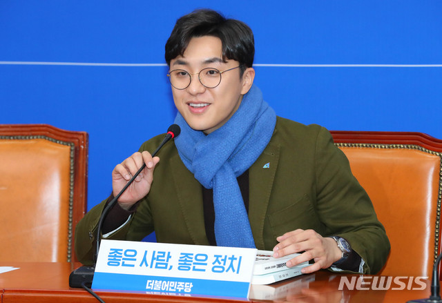 [서울=뉴시스] 장세영 기자 = 더불어민주당 '영입인재 2호'인 원종건 씨가 29일 서울 여의도 국회에서 열린 더불어민주당 인재영입 발표회에 참석해 취재진의 질문에 답하고 있다. 2019.12.29.&nbsp; photothink@newsis.com