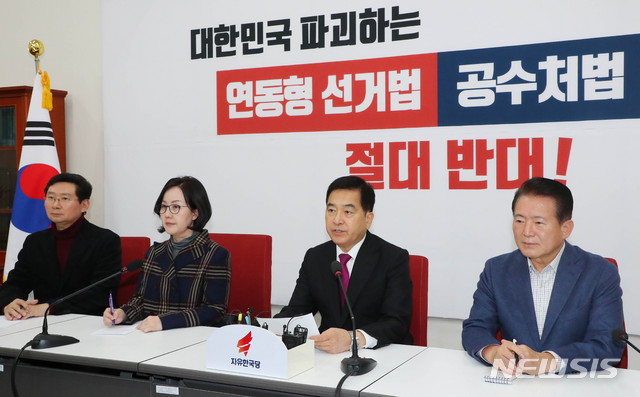 [서울=뉴시스] 장세영 기자 = 심재철(오른쪽 두번째) 자유한국당 원내대표가 29일 서울 여의도 국회에서 기자회견을 열고 현안관련 발언을 하고 있다. 2019.12.29. photothink@newsis.com
