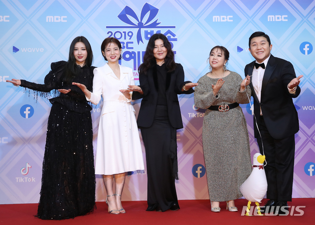 [서울=뉴시스]조수정 기자 = 2019 MBC 방송연예대상 시상식이 열린 29일 오후 서울 상암동 MBC미디어센터에서 '언니네쌀롱' 뷰티 유튜버 이사배, 헤어디자이너 차홍, 스타일리스트 한혜연, 개그우먼 홍현희, 개그맨 조세호(왼쪽부터)가 레드카펫으로 들어서며 인사하고 있다. 2019.12.29. chocrystal@newsis.com