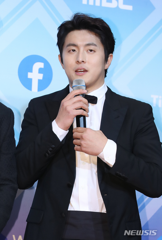 [서울=뉴시스]조수정 기자 = 2019 MBC 방송연예대상 시상식이 열린 지난 2019년 12월29일 오후 서울 상암동 MBC미디어센터에서 '나혼자산다' 만화가 기안84가 레드카펫으로 들어서며 인사하고 있다. 2019.12.29. chocrystal@newsis.com