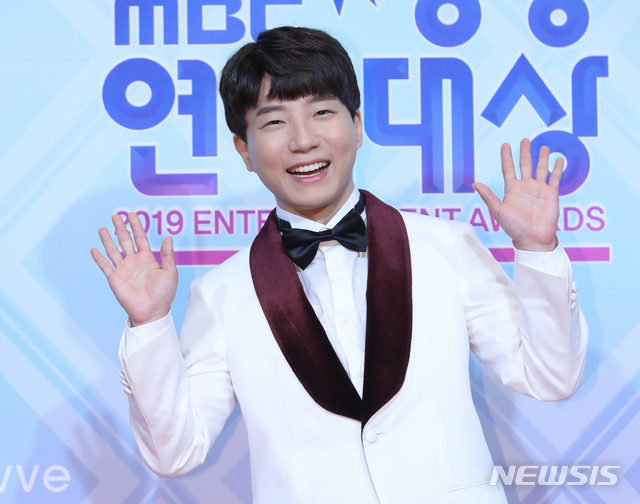 [서울=뉴시스]조수정 기자 = 2019 MBC 방송연예대상 시상식이 열린 29일 오후 서울 상암동 MBC미디어센터에서 '마이리틀텔레비전 V2' 도티가 레드카펫으로 들어서며 인사하고 있다. 2019.12.29. chocrystal@newsis.com