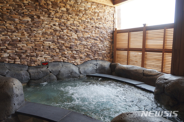 [서울=뉴시스] 경남 김해시 롯데워터파크 '티키 아일랜드 스파'