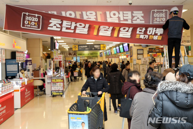 [서울=뉴시스] 이마트는 1월1일을 '초탄일'로 명명하고 지난 11월2일 큰 관심을 받은 '쓱데이' 열풍에 다시 도전한다. 초탄일이란 '초저가 탄생일'의 줄임말로, 이마트와 트레이더스, PK마켓 등이 참여하는 쇼핑 이벤트다.