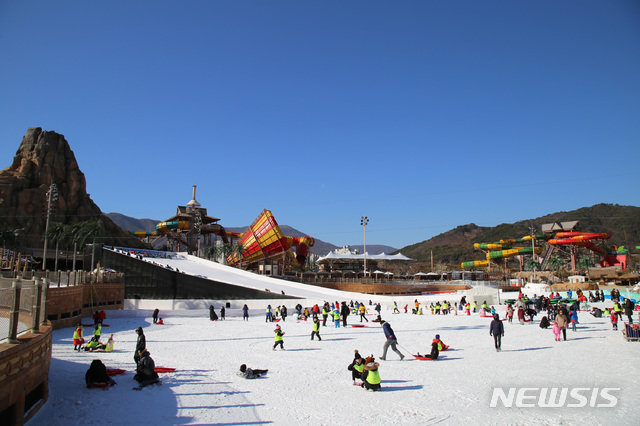 [김해=뉴시스] 김해 롯데워터파크 눈썰매장 개장