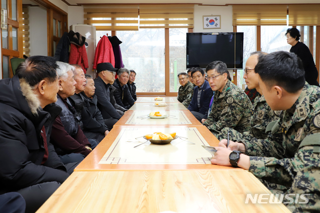 김정수 특전사령관 등 간부들이 30일 마장면 지역주민들과 소통간담회를 갖고 있다. (사진제공=특전사)
