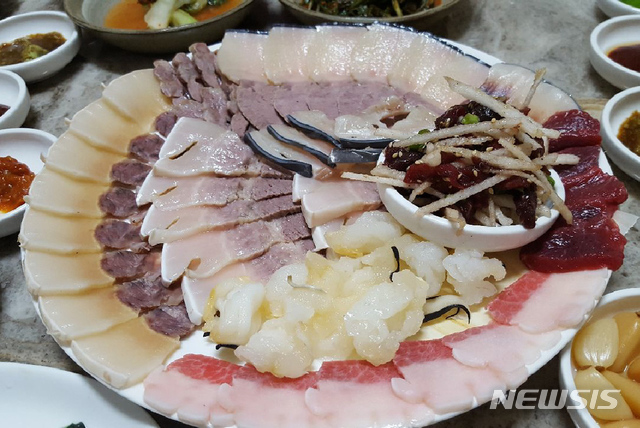 [울산=뉴시스]배병수 기자 = 12가지 맛이 담긴 울산지역 대표 뉴트로푸드인 '고래고기 모듬'. 2019.12.30. bbs@newsis.com
