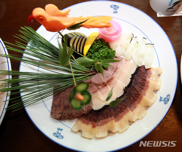 [울산=뉴시스]울산에서 태어난 중장년층에게는 추억의 음식인 고래고기 수육. (사진=뉴시스DB) photo@newsis.com
