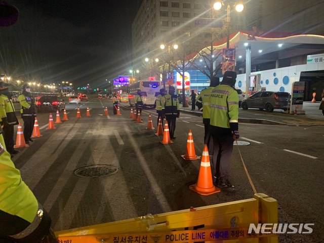 [서울=뉴시스]고위공직자범죄수사처 설치에 반대하는 우리공화당 집회에 참가한 60대 남성이 분신을 시도해 병원으로 옮겨졌다. 사진은 해당 남성이 분신을 시도한 현장. 2019.12.30. (제공=우리공화당)