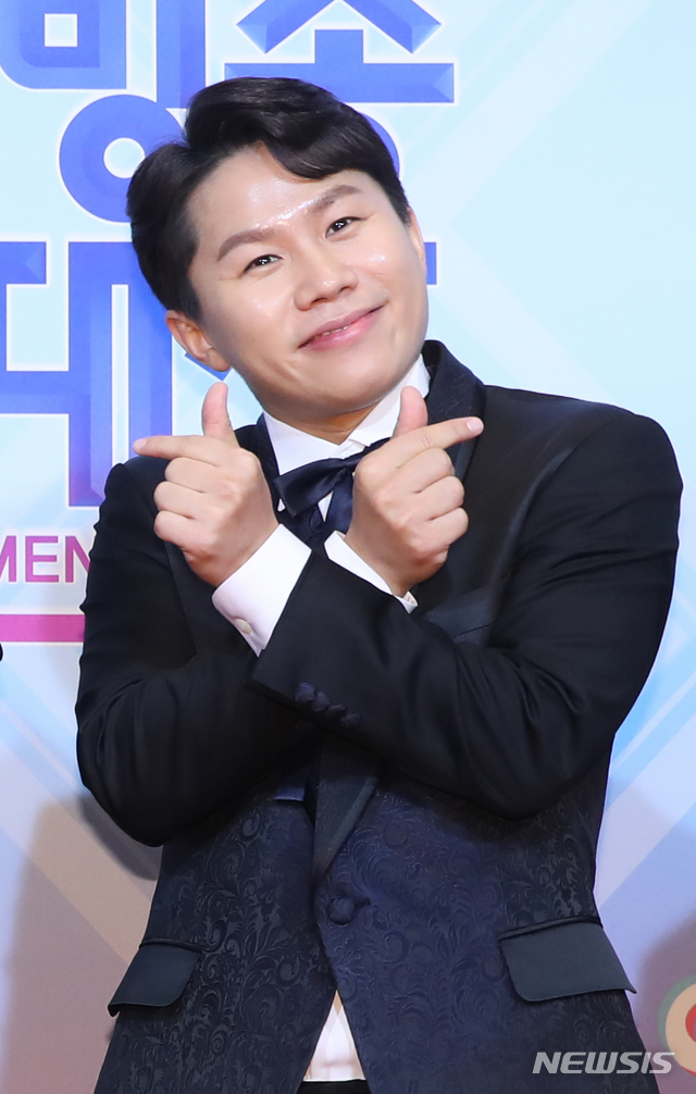 [서울=뉴시스]조수정 기자 = 2019 MBC 방송연예대상 시상식이 열린 29일 오후 서울 상암동 MBC미디어센터에서 '전지적참견시점' 개그맨 양세형이 레드카펫으로 들어서며 인사하고 있다. 2019.12.29. chocrystal@newsis.com