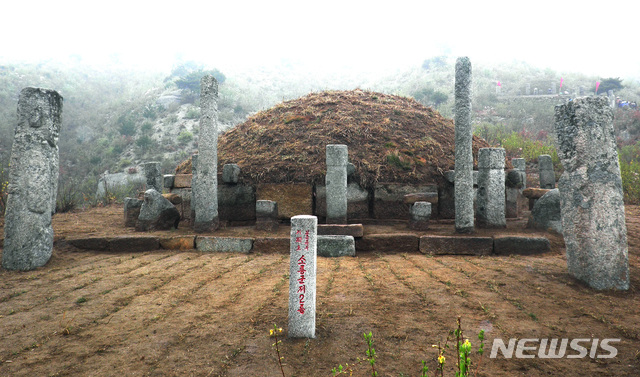 [서울=뉴시스]2016년 북한은 개성시 용흥동에 있는 소릉군으로 부르는 5기의 왕릉을 대대적으로 보수 정비했다. 사진 오른쪽 상단에 ‘소릉군 제3릉’을 정비하는 대원들 모습이 보이고 있다. (사진=평화경제연구소 제공) 2020.01.04. photo@newsis.com