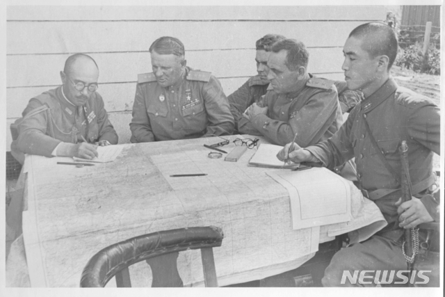 [서울=뉴시스]1945년 8월 27일경 소련 제25군 사령관 이반 치스차코프(Ivan Chistyakov) 대장이 평양주둔 사관구 사령관 다케시마 요시하루(竹下義晴) 중장과 일본군 무장해제 절차에 대해 협의하고 있다. (사진=미디어한국학 제공) 2020.01.05. photo@newsis.com