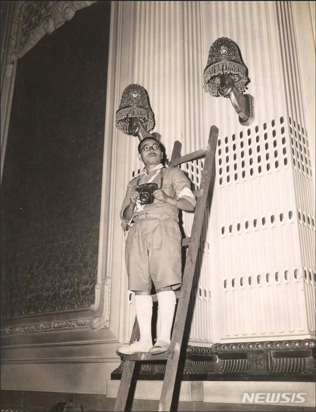 [서울=뉴시스]1945년 9월 9일 조선총독부 건물에서 열린 일본의 항복문서 조인식장에 들어가 촬영하고 있는 조선영화사 소속 최희연 사진기자. (사진=미국 국립문서보관청) 2020.01.05. photo@newsis.com