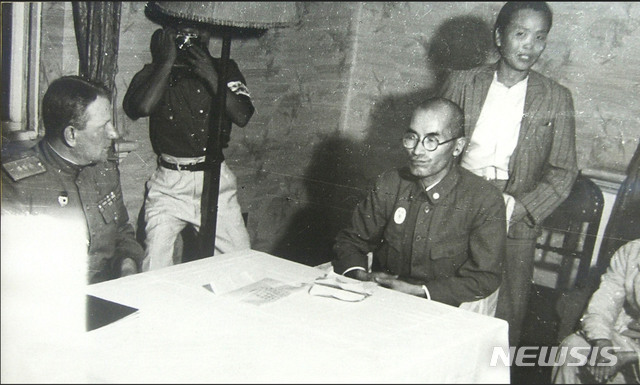 [서울=뉴시스]1945년 8월 26일 밤 평양 철도호텔에서 소련 제25군 사령관 이반 치스차코프(Ivan Chistyakov) 대장이 후루카와 가네히데(古川兼秀) 평안남도지사와 만나 행정 이양 절차에 대해 논의하고 있다. (사진=미디어한국학 제공) 2020.01.05. photo@newsis.com