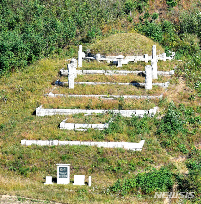 [서울=뉴시스]고려 태조 왕건의 무덤 북쪽에 있는 7릉군의 제1릉 앞에 유네스코 지정 세계문화유산에 등록됐다는 표식비가 세워져 있다. 고려 왕릉 중에서는 7층군을 비롯해 태조 현릉(顯陵), 공민왕 현릉(玄陵), 명릉군이 포함됐다. (사진=평화경제연구소 제공) 2020.01.04. photo@newsis.com