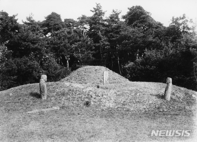 [서울=뉴시스]일제는 고적조사 명목으로 고려 왕릉을 조사한 후 출토된 유물을 약탈해 갔다. 사진은 1916년 고적조사 후 촬영한 명종의 지릉 전경. 당시도 퇴락한 모습이었고, 현재는 완전히 소실된 것으로 추정된다. (사진=국립중앙박물관) 2020.01.04. photo@newsis.com