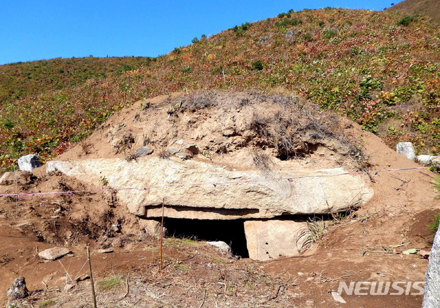 [서울=뉴시스]2016년 북한이 황해도 개풍군 해선리에서 발굴한 9대 덕종의 숙릉으로 비정한 무덤의 모습이 보이고 있다. 왕릉의 모습이라 보기 어려울 정도로 관리 상태가 엉망이고, 도굴의 흔적이 역력하게 남아 있다. (사진=평화경제연구소 제공) 2020.01.04. photo@newsis.com