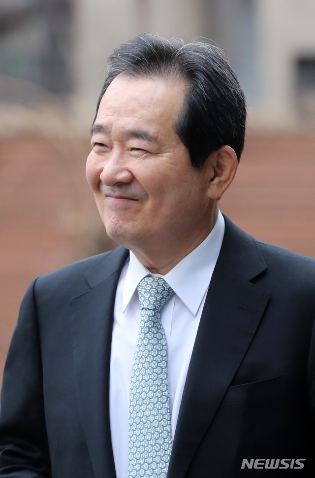 [서울=뉴시스]박주성 기자 = 정세균 국무총리 후보자가 지난해 12월30일 오전 종로구 금융감독원 연수원에 마련된 청문회 준비 사무실로 출근하고 있다. 2019.12.30. park7691@newsis.com