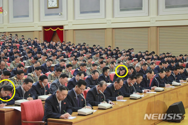 [서울=뉴시스]북한 조선중앙TV는 "온 나라 전체 당원들과 근로자들, 인민군장병들의 커다란 관심과 기대속에 조선로동당 중앙위원회 제7기 제5차 전원회의가 29일에 계속 진행됐다"고 30일 보도했다. 사진 왼쪽 동그라미는 현송월 당 부부장, 오른쪽 동그라미는 김정은 국무위원장의 동생인 김여정 당 제1부부장으로 추정된다. (사진=조선중앙TV 캡처) 2019.12.30. photo@newsis.com